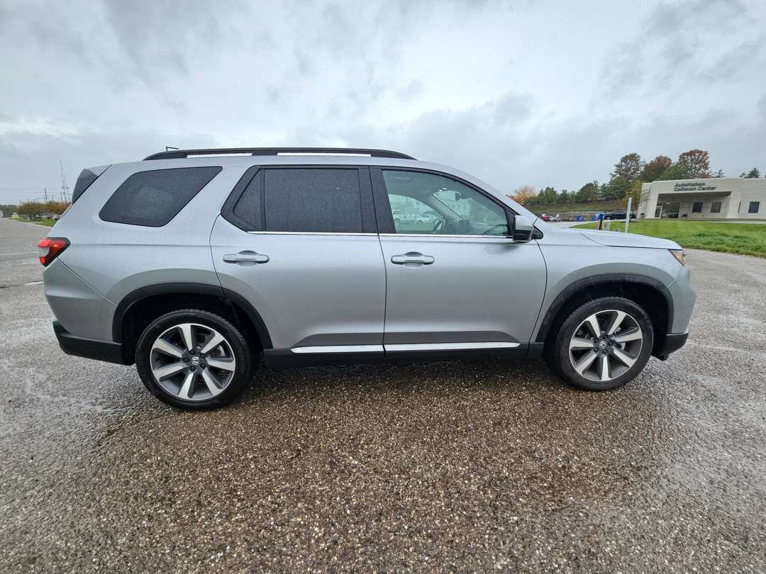 2025 Honda Pilot Touring - Image 2