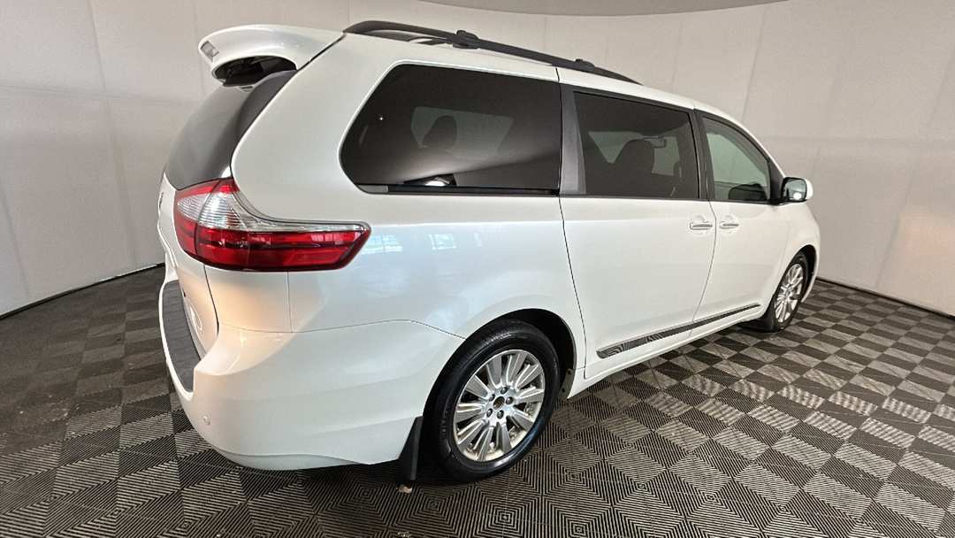 2015 Toyota Sienna XLE Premium - Image 3