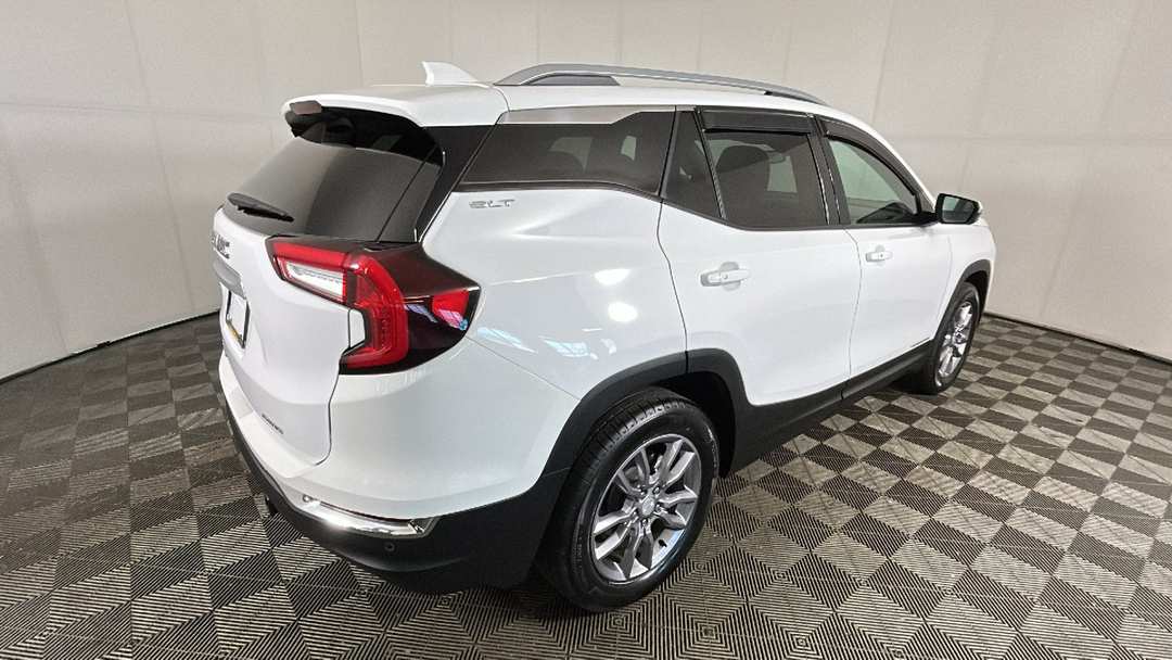 2023 GMC Terrain SLT - Image 3