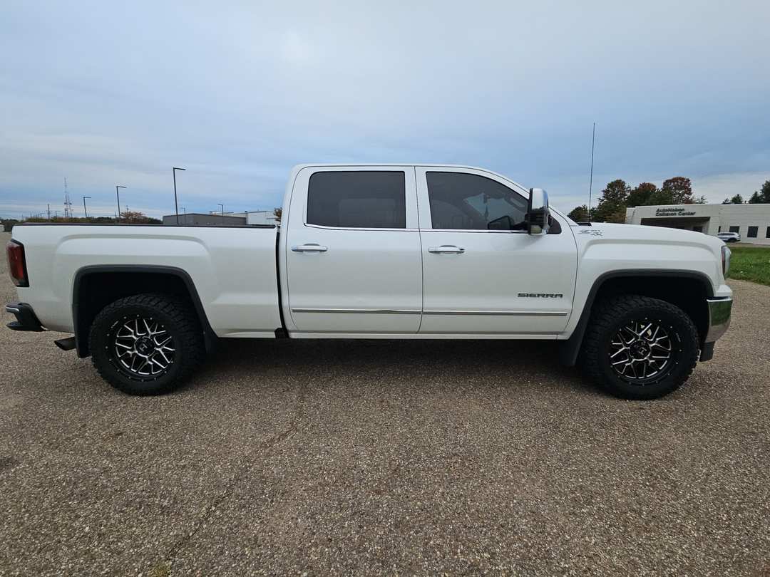 2018 GMC Sierra 1500 SLT - Image 3