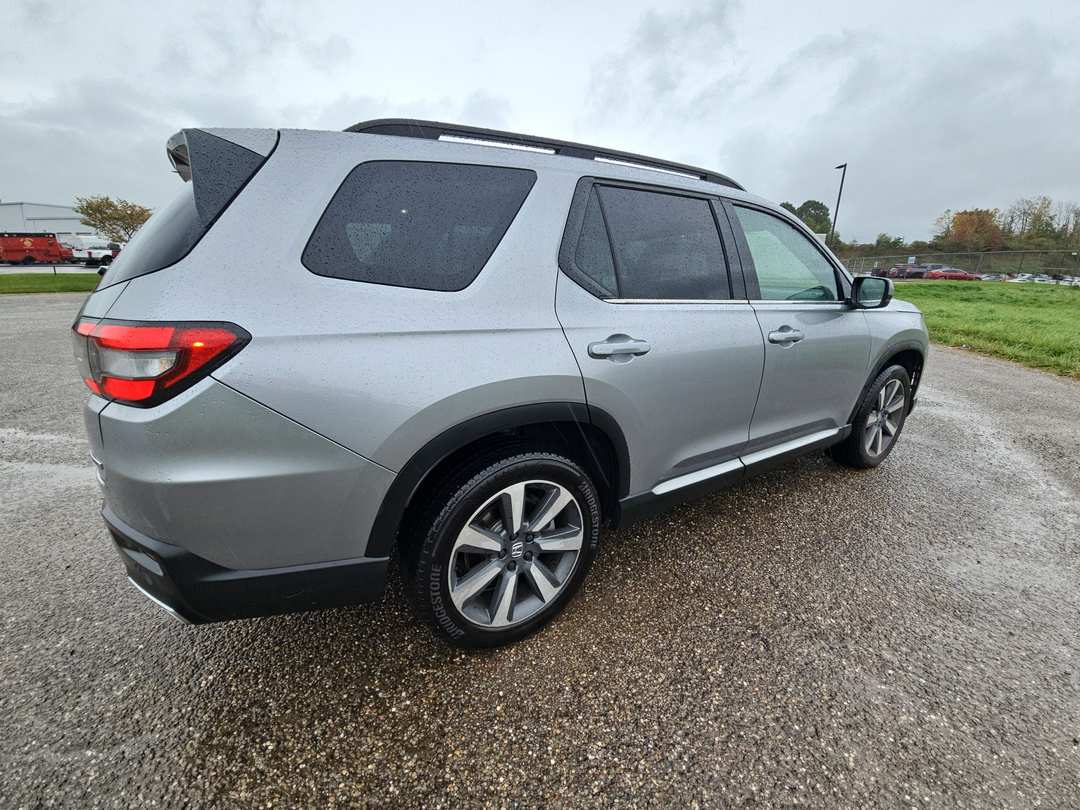 2025 Honda Pilot Touring - Image 3