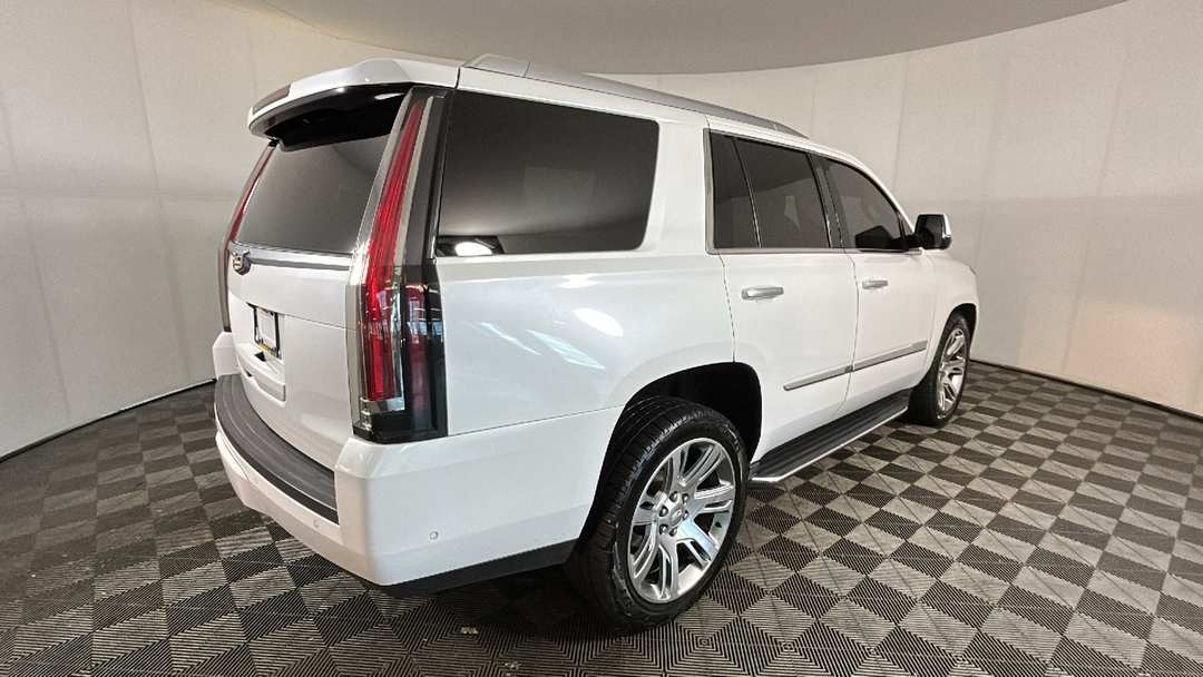 2018 Cadillac Escalade Luxury - Image 3