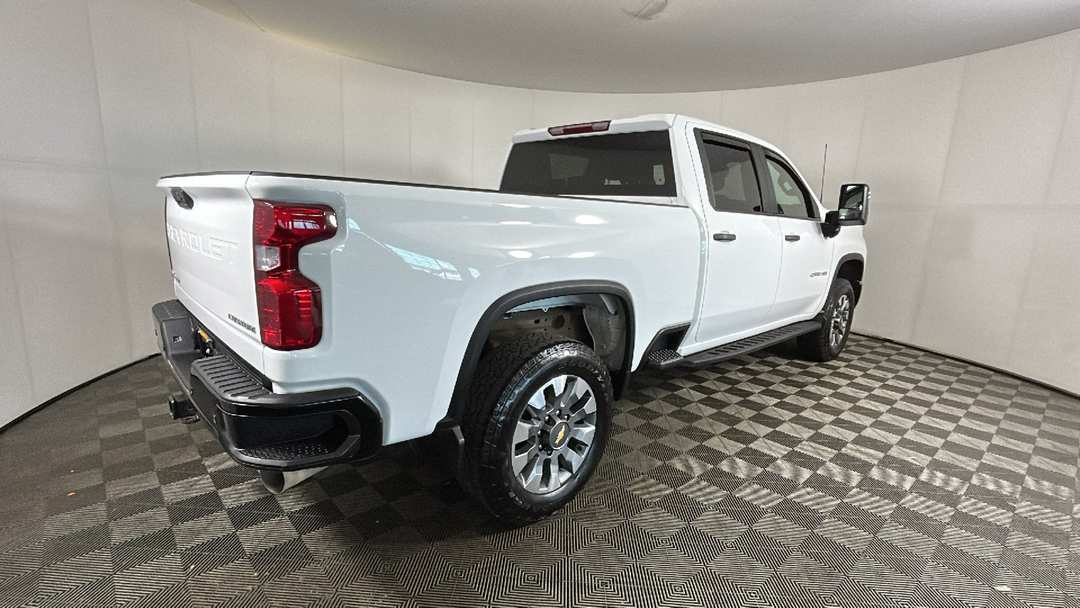 2024 Chevrolet Silverado 2500Hd Custom - Image 3