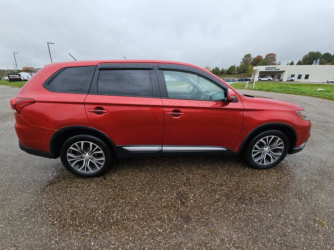 2016 Mitsubishi Outlander SE - Image 2