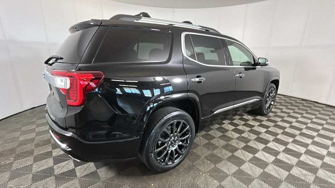 2023 GMC Acadia Denali - Image 3
