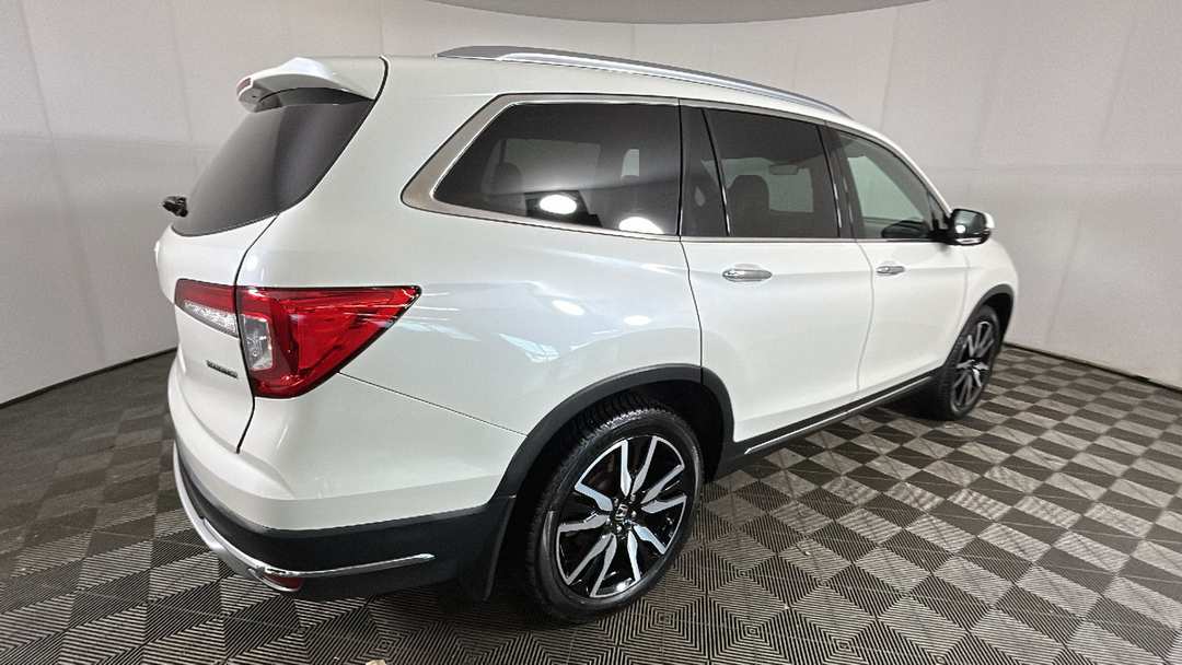 2019 Honda Pilot Touring - Image 2