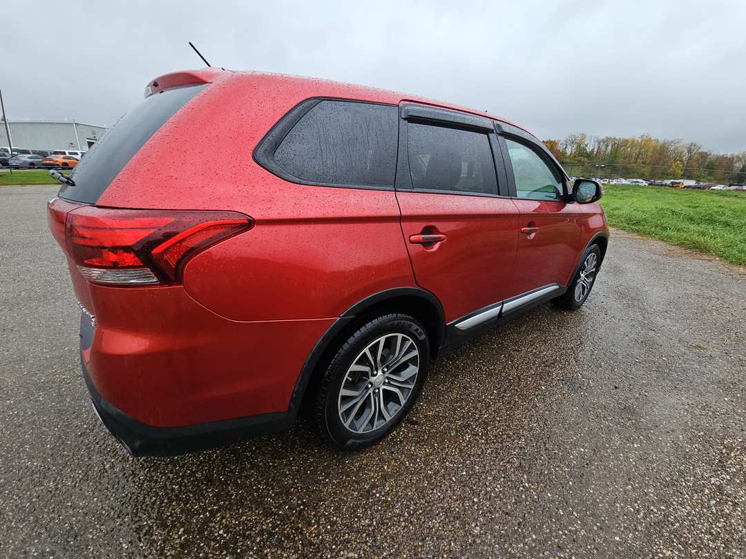 2016 Mitsubishi Outlander SE - Image 3