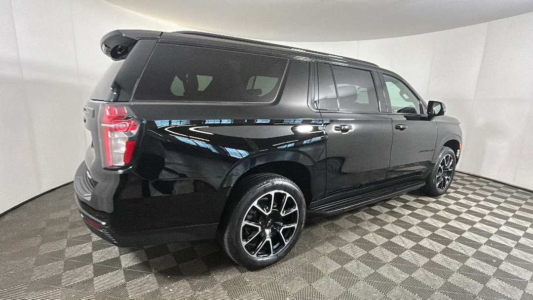 2024 Chevrolet Suburban RST - Image 3